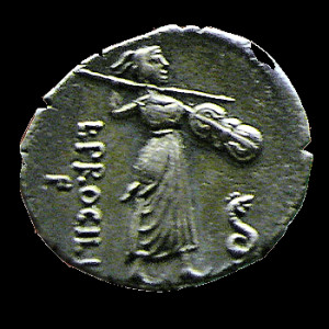 Moneta con immagine della Juno Sospita di Lanuvium armata con lancia e ancile e accompagnata dal sacro serpente (denario di Lucio Procilio 80 a.C.).