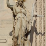 3. Statua di sinistra