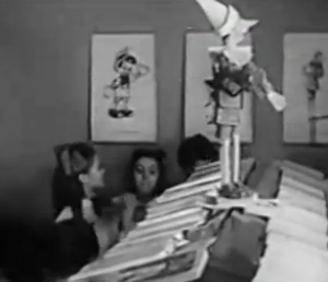 Firenze, 1942: Centro Didattico Nazionale. Sul muro vediamo un quadretto con il Pinocchio disneyano!