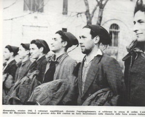 Ottobre1943.i volontari repubblicai, ricevuto l'equipaggiamento, si schierano in attesa di