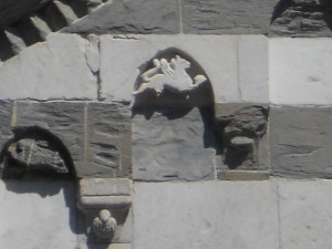 Pegaso, facciata della basilica di San Salvatore dei Fieschi, Cogorno-Lavagna (Genova)